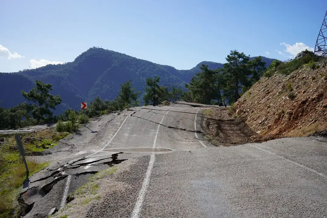 Asfalt Kağıt Gibi Yırtıldı, Dev Yarıklar Yolu Yuttu 8